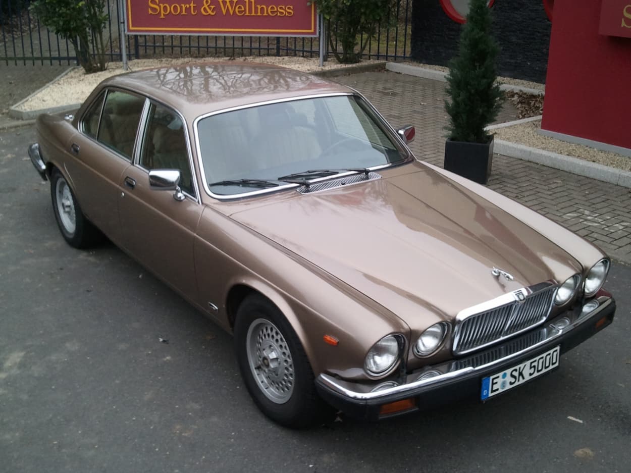 Bild vom Jaguar XJ 12 Gold