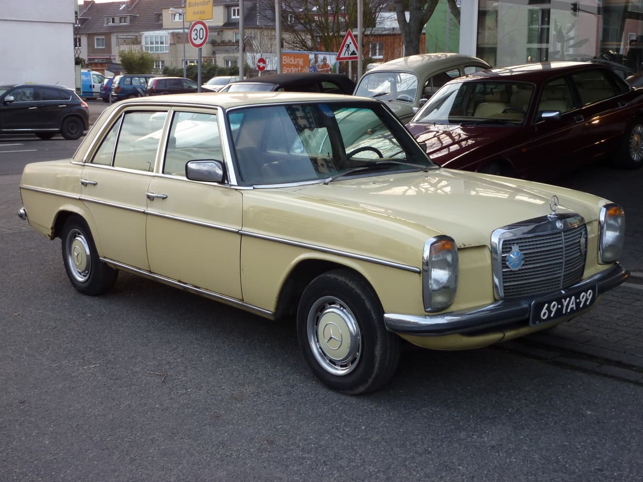 Bild vom Mercedes 200D W115 Gelb