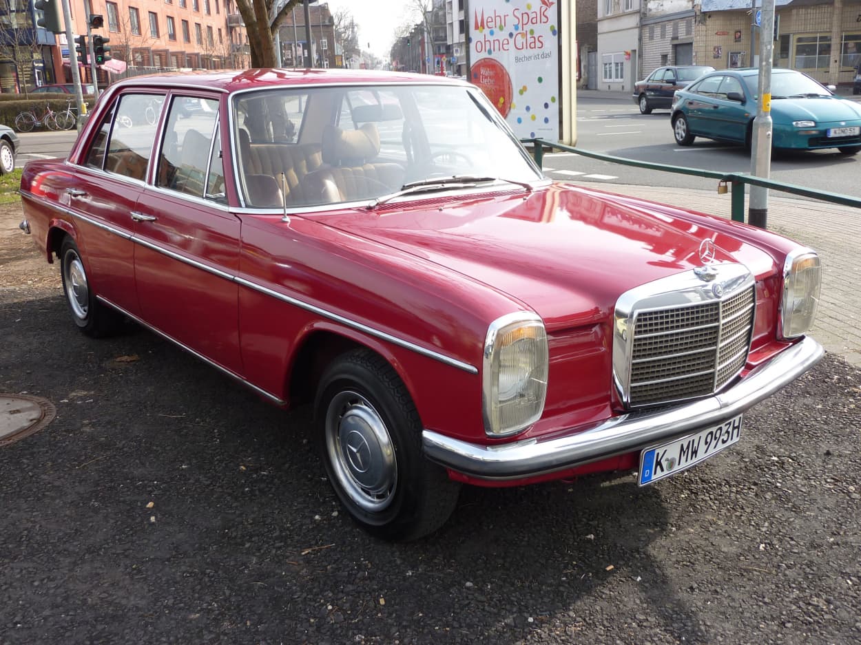 Bild vom Mercedes 200D W115 Rot