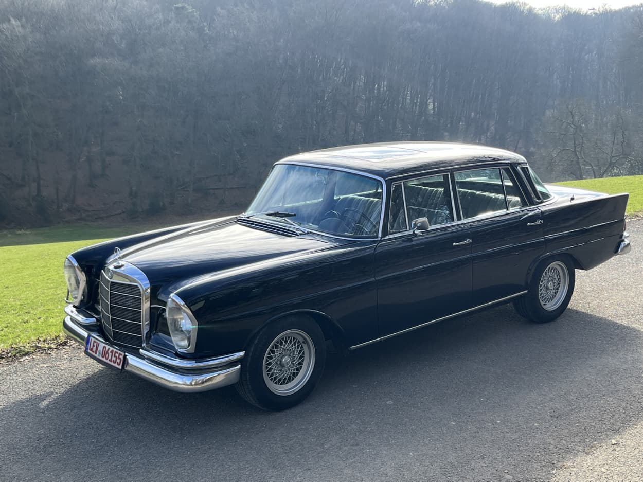 Bild vom Mercedes 230S Schwarz