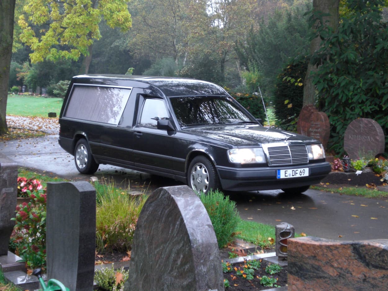 Bild vom Mercedes W124 Leichenwagen